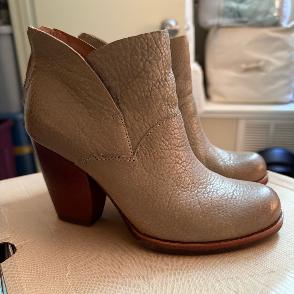 NEW IN BOX Kork-Ease Castaneda Heel Grey Leather Size 7 US / 38 EU